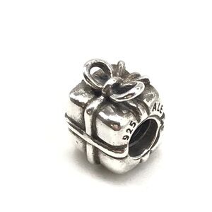 Pandora Retired Present Charm